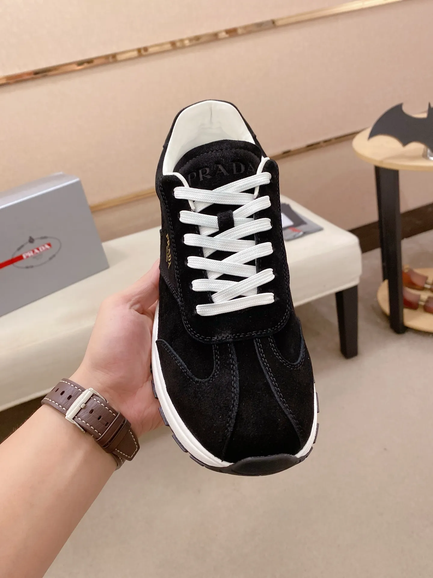 Men's shoes 💰 580💰 ✔️✔️✔️High version High-quality new PRADA counters are launched simultaneously. The new men's shoes and 😘fabric are selected suede cowhide and are made by pure handicrafts. Lining: Full cowhide lining. 👍🏿 High-end ☄️ air-cushion molded anti-slip rubber outsole, exquisite lines, simple and elegant, comfortable and high-end for leisure travel. Code number: 38 to 44